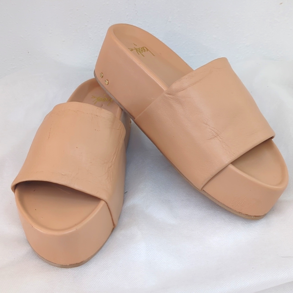 beek Women's Sandals in Nude